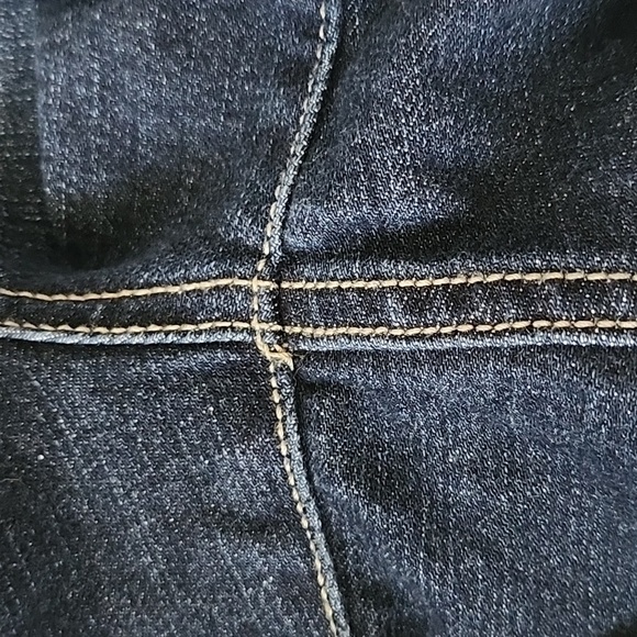 Time and Tru Mid-Rise darker wash cuffed jean shorts - Picture 5 of 9